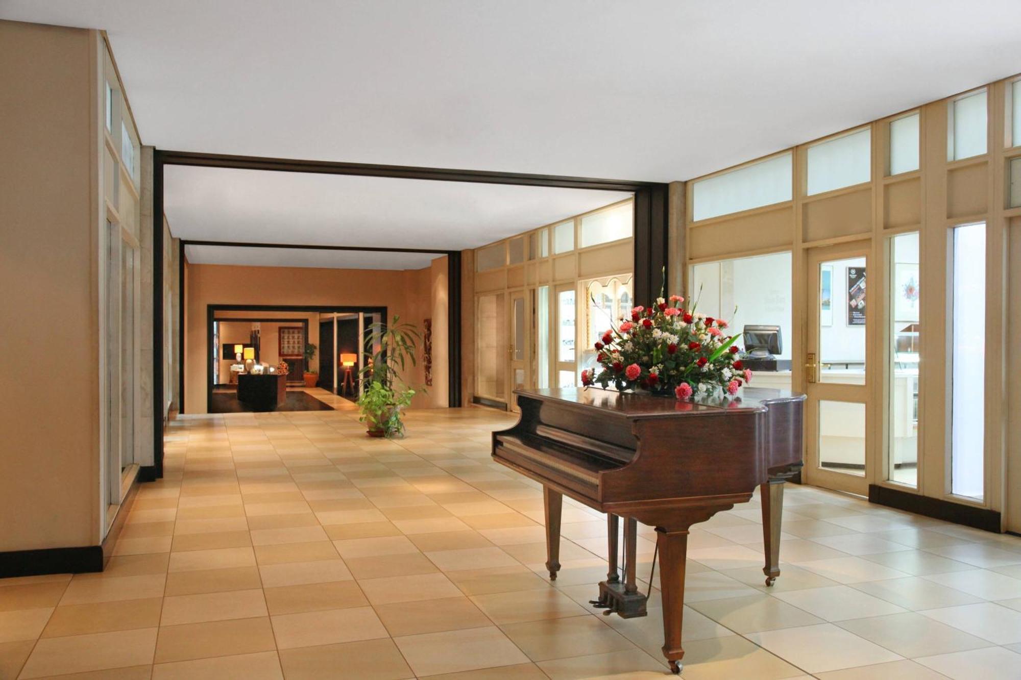 Sheraton Kampala Hotel Esterno foto