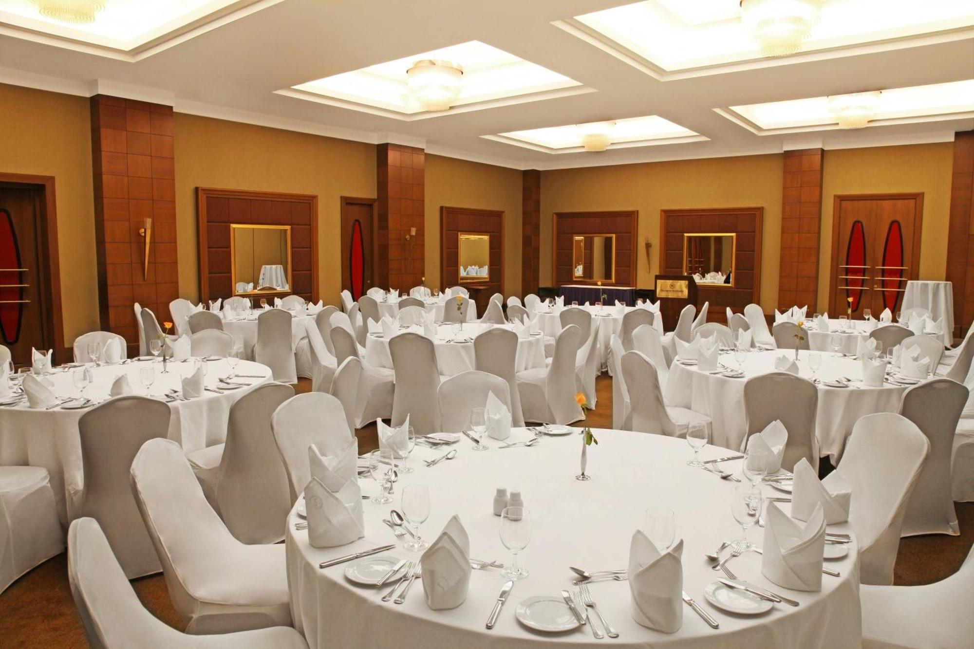 Sheraton Kampala Hotel Esterno foto